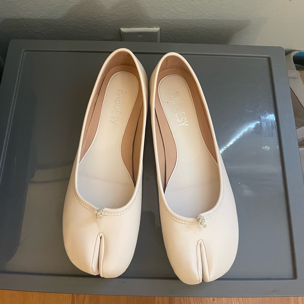 White Raboesy Tabi Flats